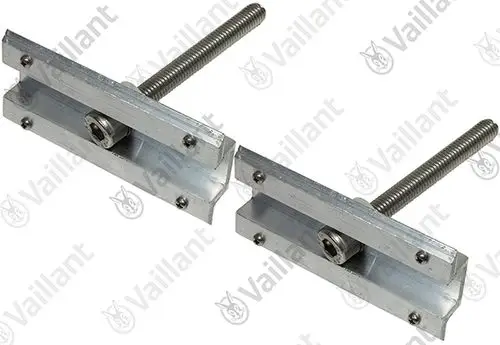 Zwei Halter aus Metall mit Schrauben, gefertigt von Vaillant. Die Halter haben eine rechtwinklige Form mit einer medianen Verbindungsstelle.